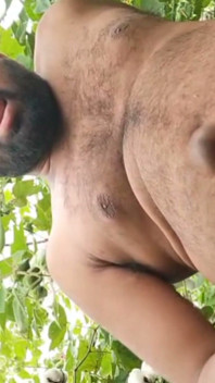 Desi behaarter typ im freien solo - frei (voll abspritzen gesperrt)