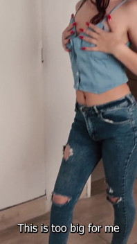 Io bagno i miei jeans con la pipì quando tento i vestiti