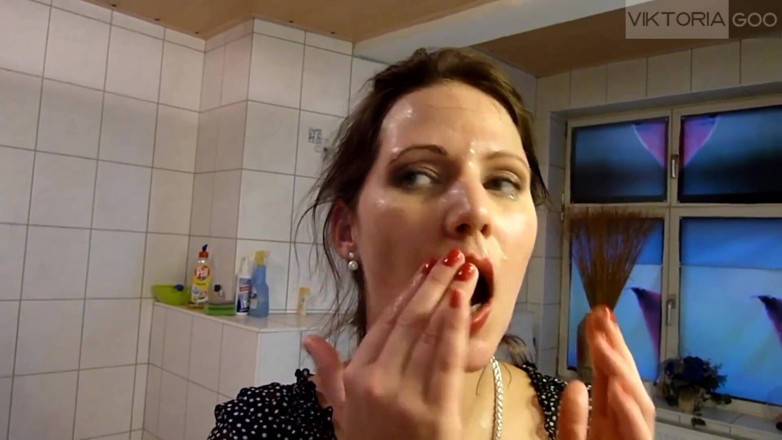 Viktoria Goo: Le cocu de Viktoria Goo la filme en train de...