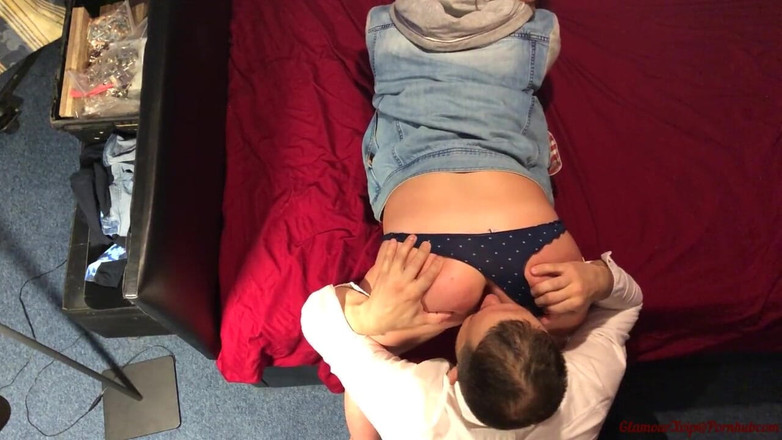 Glamour: 欲火中烧的青少年在派对后被舔和性交。（完整视频）