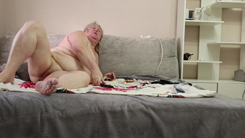 Zona901: Madrastra se masturba con grandes tetas y culo, se masturba...