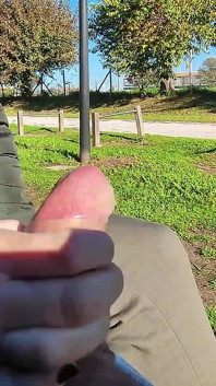 Blankziehen mit meinem schwanz vor einer eveyone im park und meine stieftochter hilft mir beim abspritzen - echter sex riskant