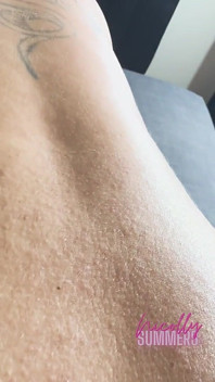 선풍기는 꺼져서 콘돔 없이 나를 박으러 왔다