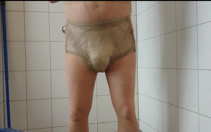 Carmen_Nylonjunge: Test d’incontinence en nylonjunge 1