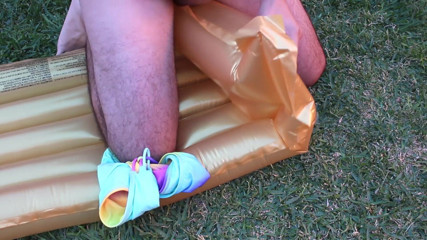 Inflatable Lovers: Tapete de ar na piscina
