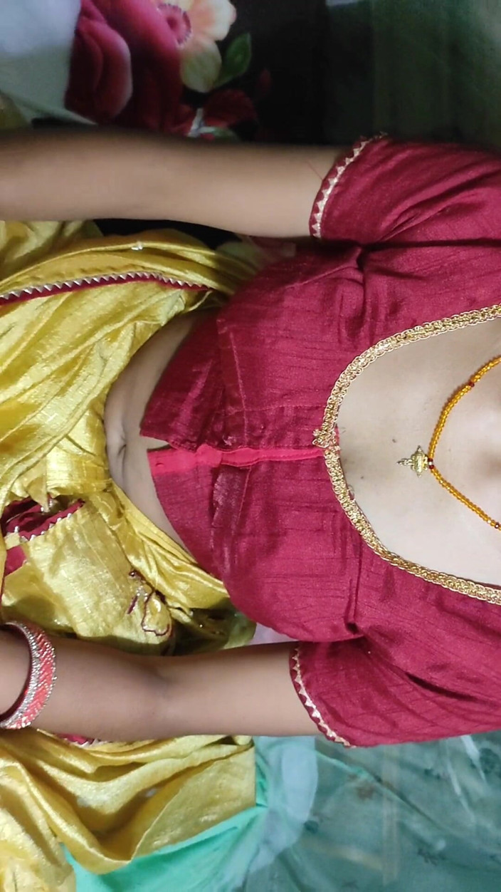 Gini272: Kakak ipar india dengan kain sosis kuning lagi ngobrol selingkuh...