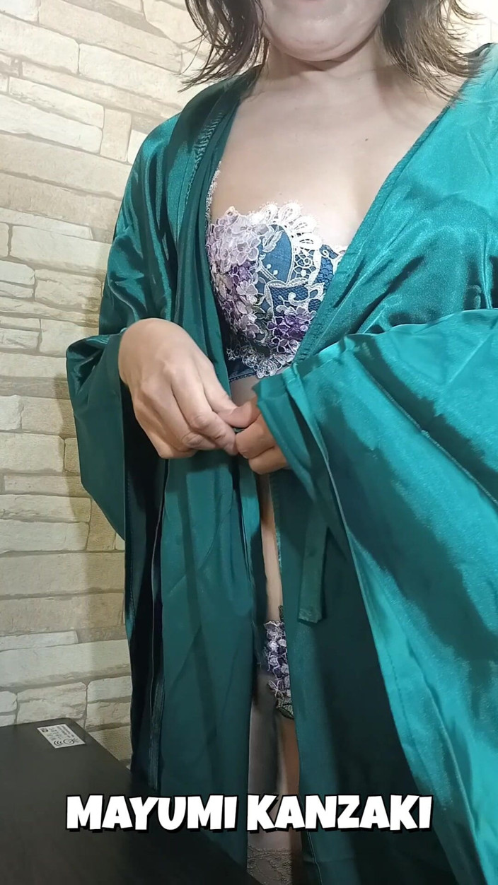 Mayumi Kanzaki: Červnová Čekárna Na Fotografování