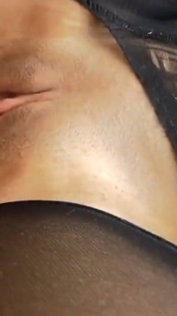Die schlampe wichste ihre strumpfhose, um auf einem schwanz zu sitzen, heißer selbstgedrehter porno, in einem rock