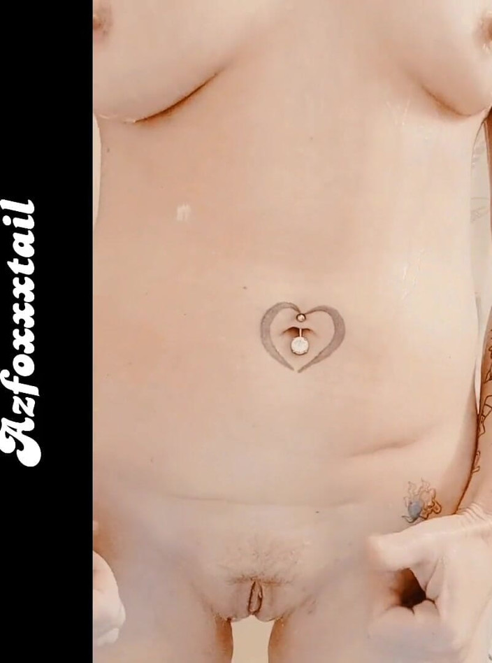 AzFoxxxTailPhelicia: Une fille se rase sous la douche
