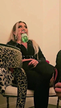 Sheela Sinner, Meias Fedorentas E Sujas Cheirando Comendo, Par De Dominação De Pés 1