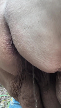 Pembantu nakal yang lagi kencing di hutan - close up