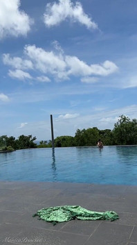 Stuzzicamento in piscina in Micro bikini, Nuoto