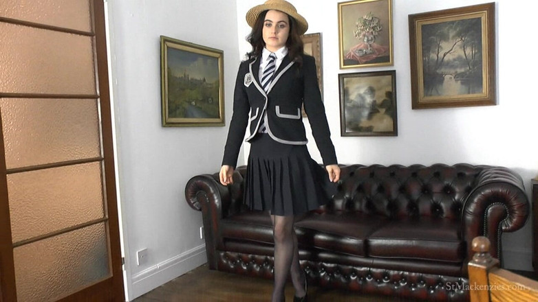 St Mackenzie's Archive: Lola stript tijdens het spelen met haar uniform