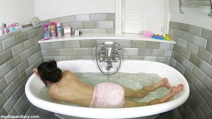 Faye Taylor: Plastové kalhoty ve vaně