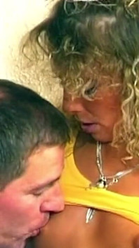 Blonďatá zralá kočička deepthroats slintá péro před tvrdým bušením