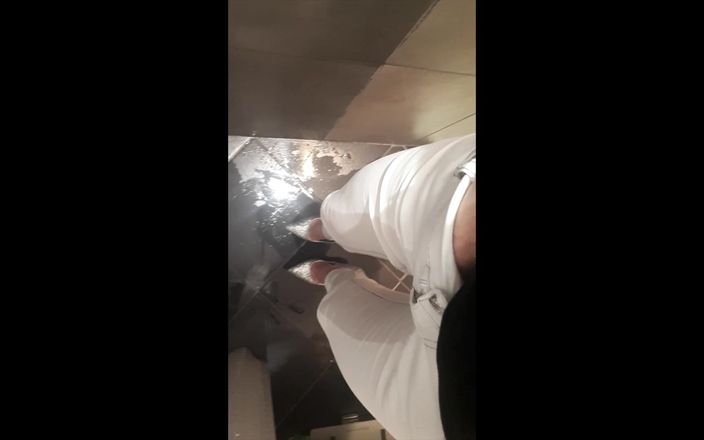 Aqua Pola: Pisse désespérée dans un jean blanc et une higheel