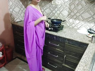Saara Bhabhi: 부엌에서 생일에 의붓아빠를 놀라게 하는 인도 계모 Saarabhabhi6 롤플레이 핫한 섹시
