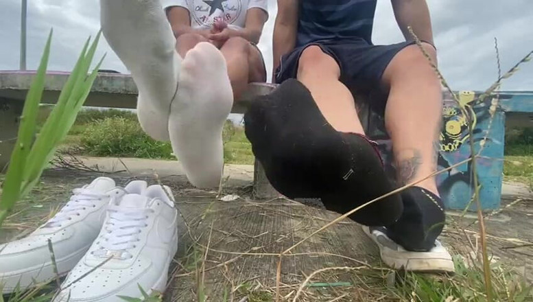 Mr Feet Colombia: Amici in Colombia Escono a Fumare Mentre Si Tolgono Le...