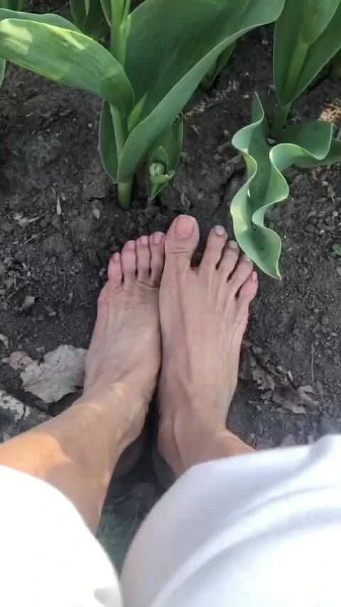Naelor: Melove with Her Small Feet Outdoor in the Garden