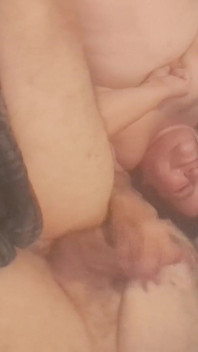 Un couple suce, lèche, doigte et baise