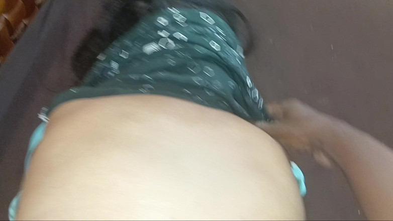 Desisexqueen: 成熟した男が純粋なチャリティガールに出会い、孤独な家で彼女と関係を持つ