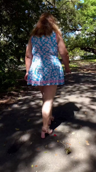 Jamdown26_da0603 - gordinha sexy gostosa andando ao ar livre no parque vestindo mini vestido e salto alto