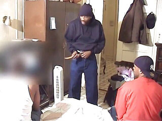 Gays Case: Un voyou noir suce une bite en prenant la tête