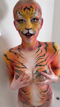 Tiger bodypaint duşta tek başına oynuyor
