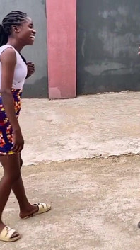 Amante Lesbiana Africana Jugando Juego Local Al Aire Libre