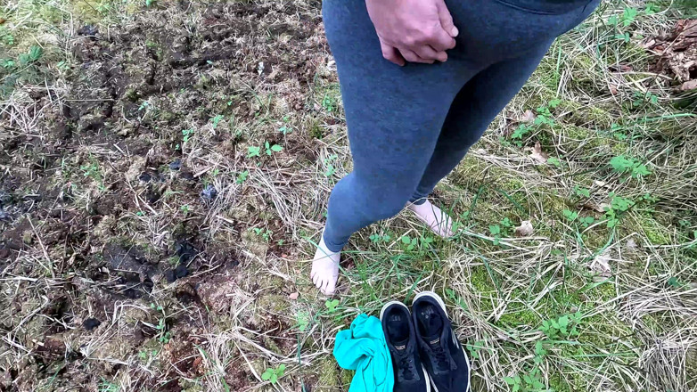 Bouncy Tits Action: Komplettes nacktes mädchen im wald und peitsche ihren körper und...