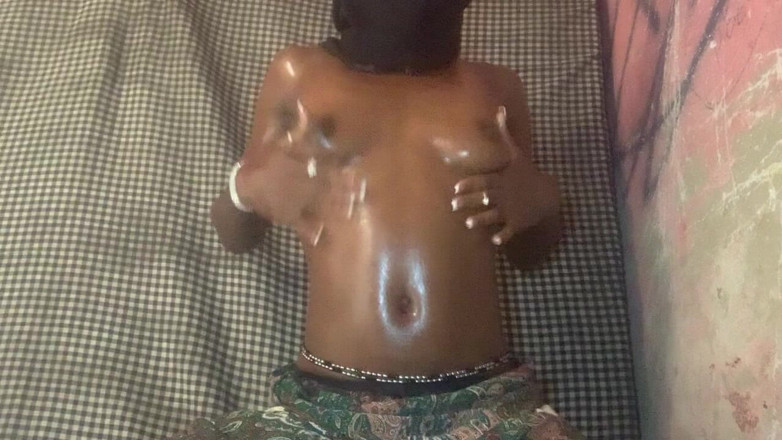 BrownGurl234: Sexy drobná teenagerka Blackgurl234 škádlí kameru jejím twerk tancem