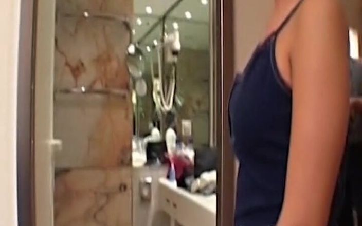 Deutsche Frauen: Німецька мамка в окулярах катається на члені до камшоту