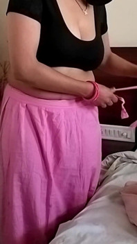 Bhabhi l-a prins pe Devar masturbându-se a transformat în sex sălbatic desi