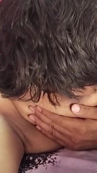 Mais jovem meio-irmão fez sexo hardcore com sua cunhada enquanto ela tomava banho