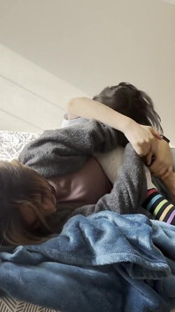 이웃과 나는 여자 발 레슬링, 간지럼 및 스쿼시를 재생