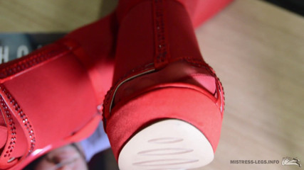 Mistress Legs: เลียฝ่าเท้านายลอนสีแดงของฉัน ไอ้ทาส