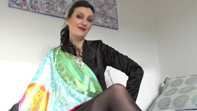 Lady Victoria Valente: Fétiche en satin : jeu de masturbation torride, éjaculation sur ma jupe,...