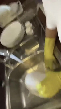 Johntronx - une soubrette thaïlandaise nue se fait baiser dans la cuisine avec des gants en caoutchouc