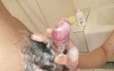 Asiatiques: Linda morena japonesa chupando polla en el baño