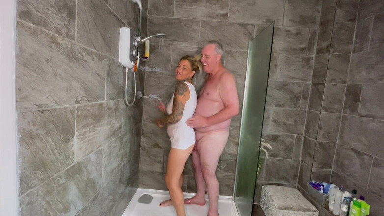 MattyFacial: Emma si emma dengan kaos basah sebelum ngentot di kamar...
