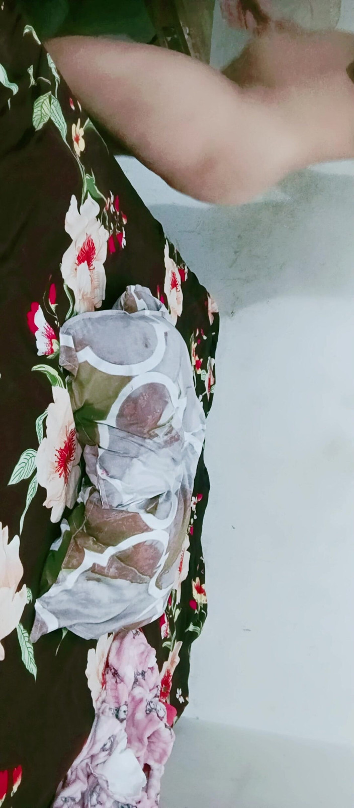 AlarmedFriction635: Ghost seduce la sexy Reshmi in privato