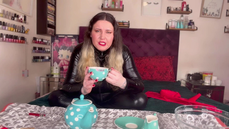 MissFFW: 女主人ffw喝茶直到她爆尿