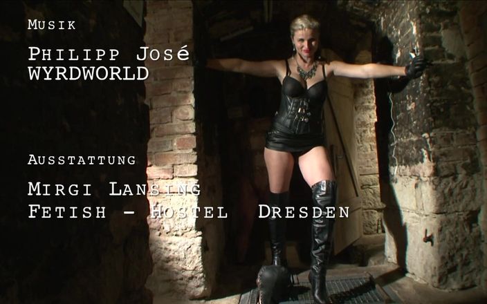 BDSM Deutschland: Горячая блондинка с огромными сиськами доминирует над большим хуем