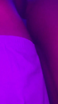 Sexy drobná ebenová teen krémová kundička ošukaná velkým černým pérem Nemohla se bránit fiddlingu klitorisu, když vyšla ze sprchy POV