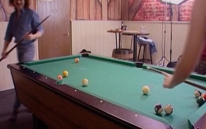 Deutsche Damen: Esmer Alman bebek bilardo masasının yanında yarak emiyor