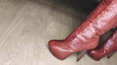 Princess18_: Masturbati con i miei stivali in pelle di pitone di...