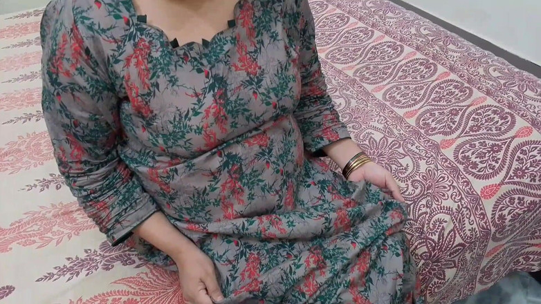 QueenbeautyQB: Il figliastro indiano ha sentito che la sua matrigna era...