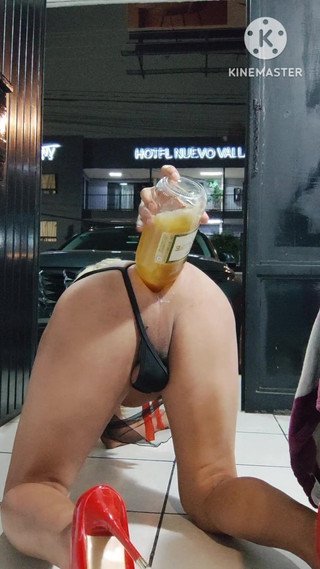 Traviezisha: Banci dengan kesucian ini mencoba meminum botol utuhnya via anal...