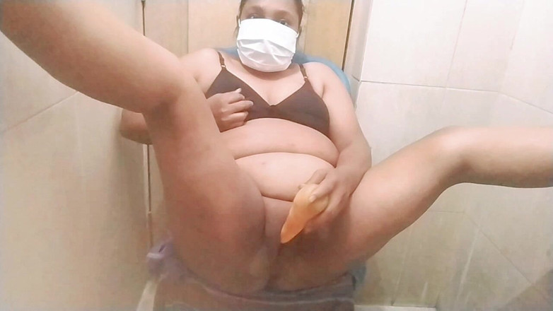 sexymusia1998: Забавный момент невестки бьют ее привлекательной морковкой