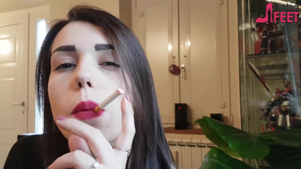 Smokin Fetish: Курение с красивой девушкой крупным планом